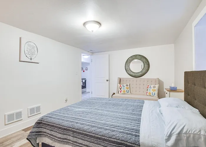 2mi To Obama Center - Pet-friendly Near Uoc!